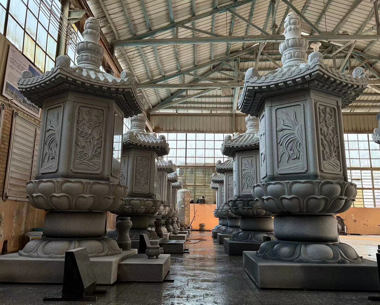 Zdědění řemesla a gravírování věčnosti - Xingyan Stone Carving Factory dokončí přizpůsobený rodinný projekt Tombstone Project