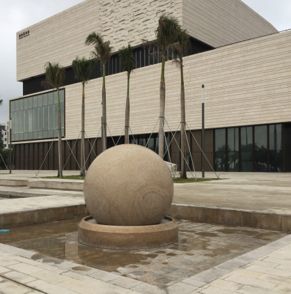 Stoneová socha Xingyan vytváří největší míč Feng Shui v pevninské Číně v Zhuhai