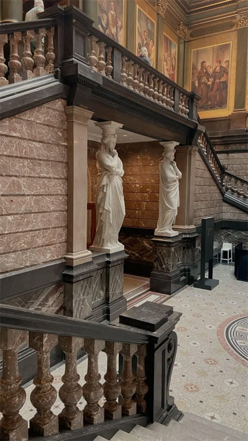 Hluboká dekorace vás zavede do evropské architektury