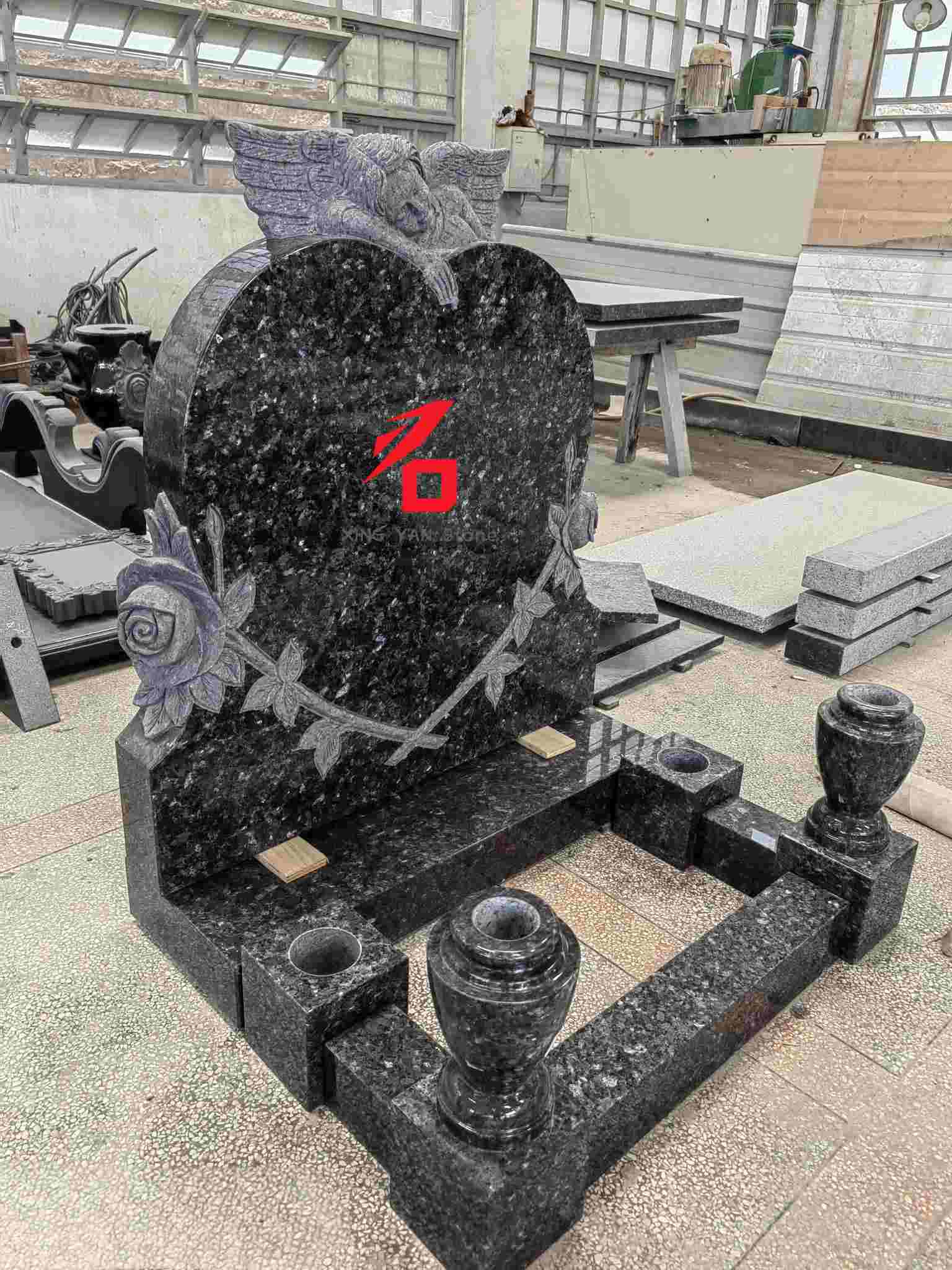 Pamětní náhrobek anděla ve tvaru srdce z modré perleťové žuly