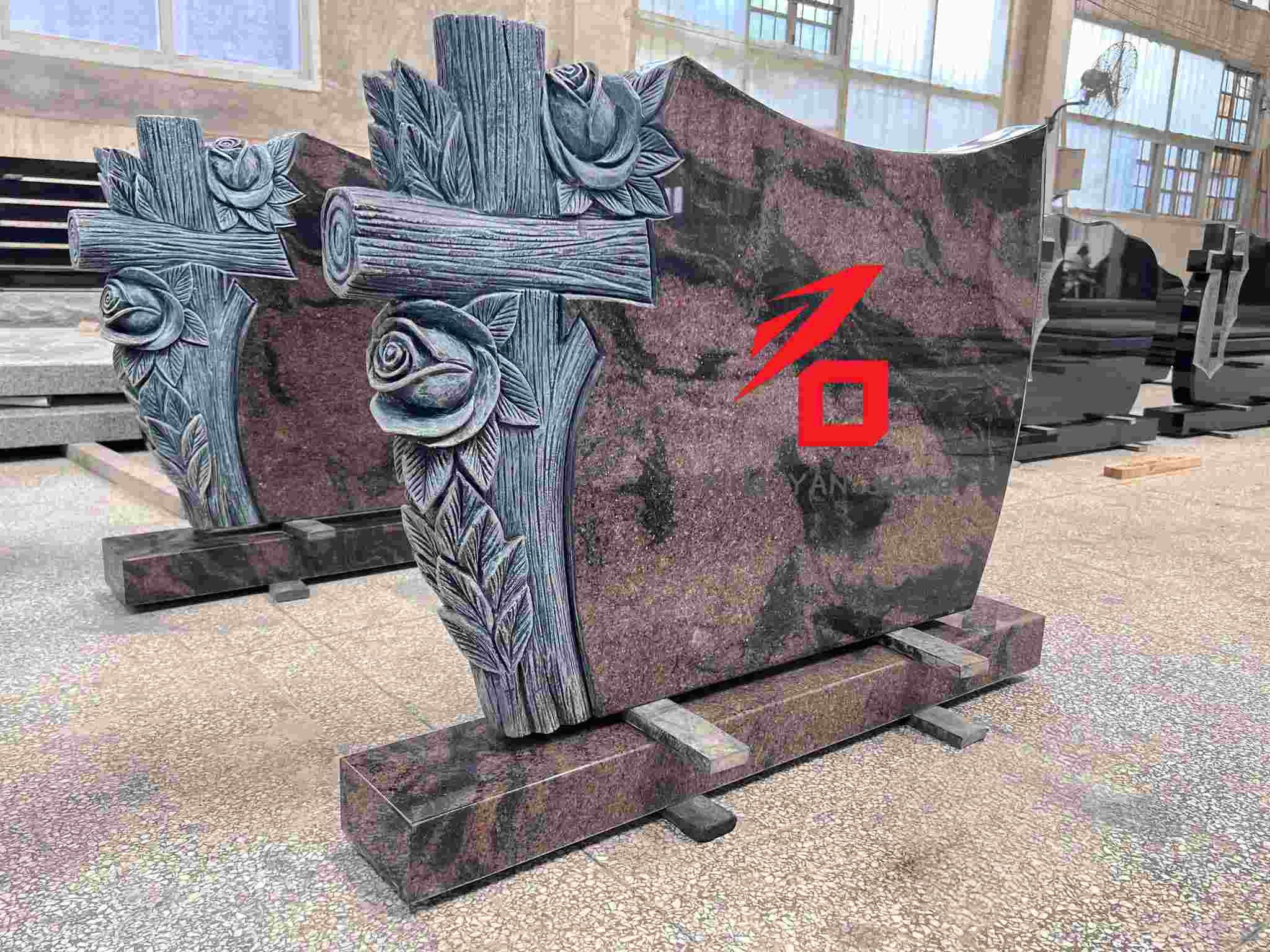 Pamětní náhrobek se vzorem růže a kříže