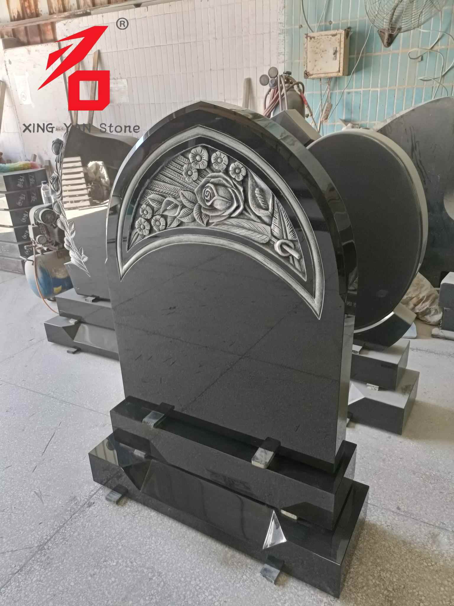 Růže vyřezávaný náhrobek, klenutý náhrobek z černé žuly